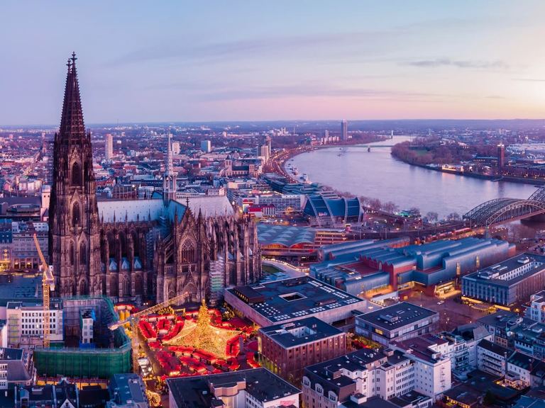 Kölner Dom und Rheinpanorama in der Abenddämmerung